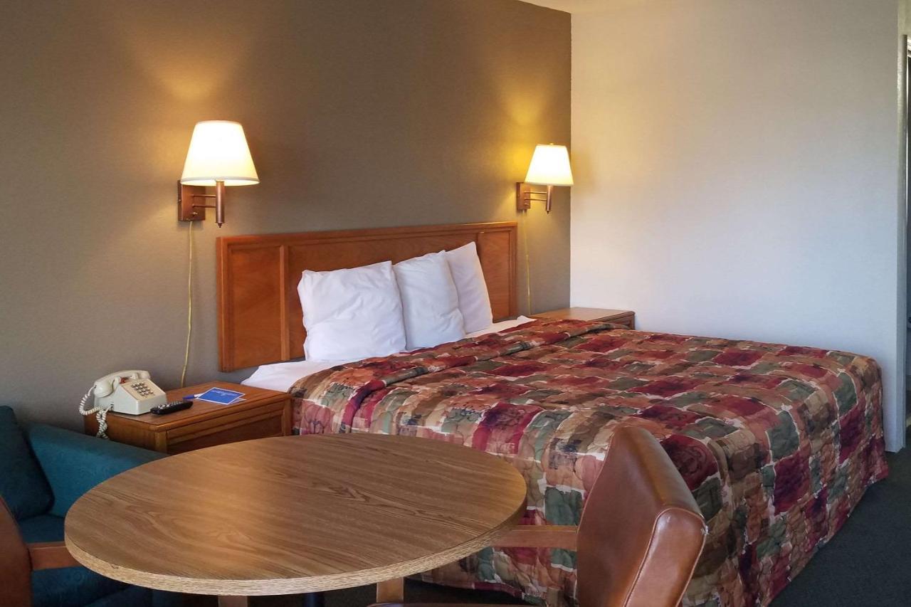 Travelers Inn & Suites Самтер Екстер'єр фото